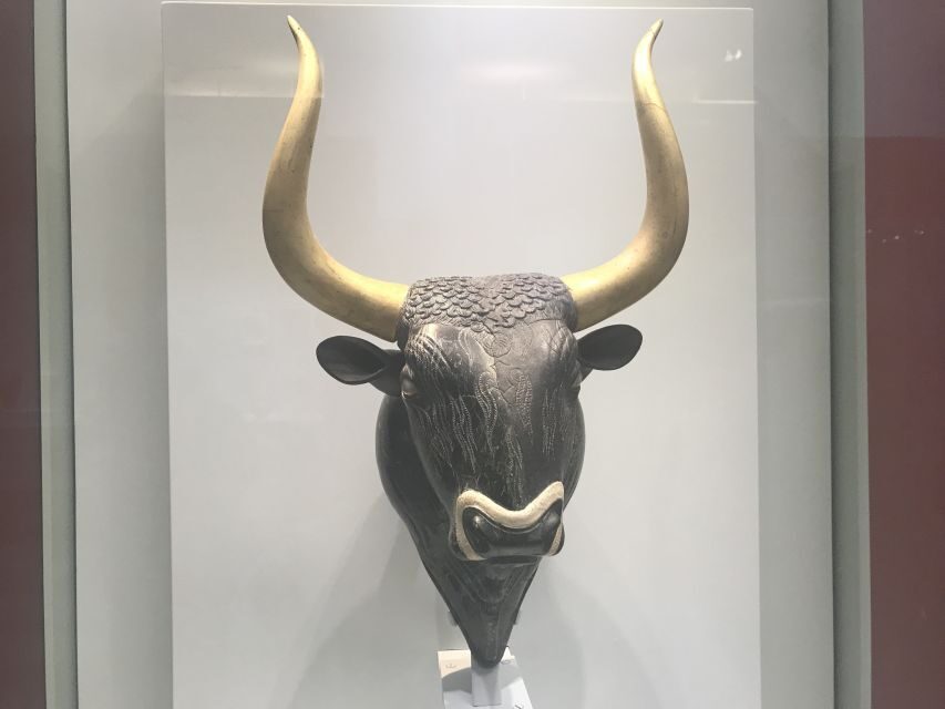 Archaeological Museum of Heraklion: Guided Walking Tour - Walking into the Archaeological Museum of Heraklion