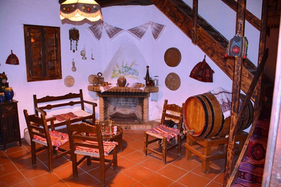 Crete: Traditional Dance Show and Buffet Dinner with Wine - Karouzanos before dinner: a short village walk with real atmosphere