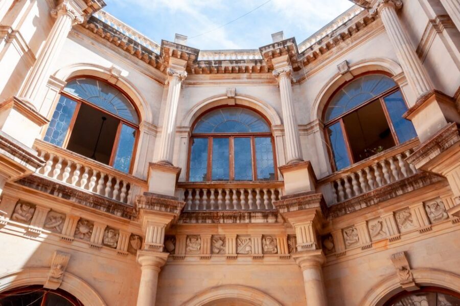 Heraklion: Mobile Self-Guided Audio Sightseeing Tour - What the audio tour actually covers: arsenals, Kazantzakis tomb, and the main thread