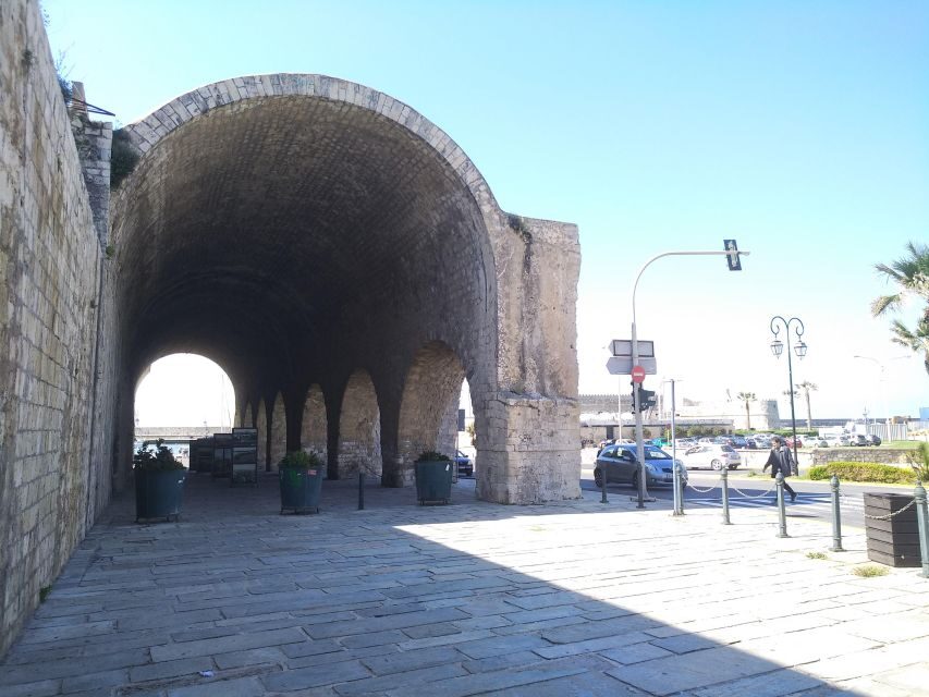 Heraklion: Walking city tour & Wine tasting - Kornarou Square: where the walking tour starts feeling like a story